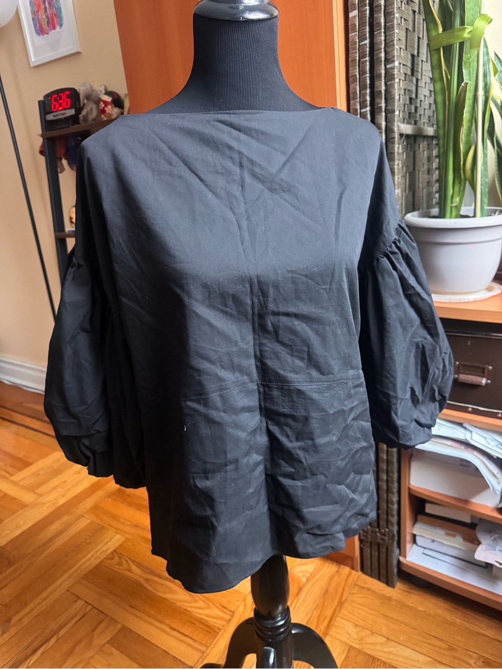 essue Black Balloon-Sleeve Blouse